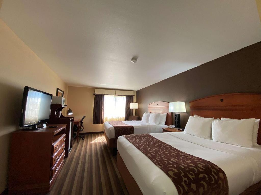 Best Western Manhattan Inn Exterior photo