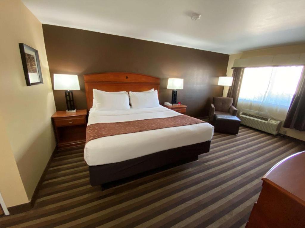 Best Western Manhattan Inn Exterior photo
